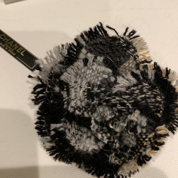 RARE 🦄 CHANEL🖤New Tweed Frayed Fray Raw Edge Camellia Flower Floral Brooch Pin - Picture 3 of 16